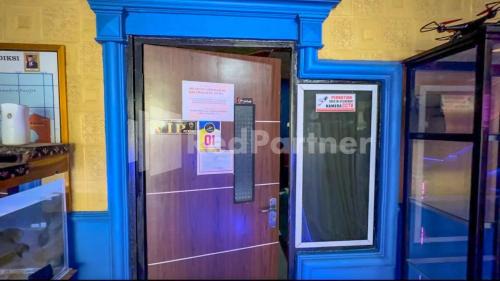 Cilacap Hotel | Central Guest House 2 & Bar Cilacap Mitra RedDoorz