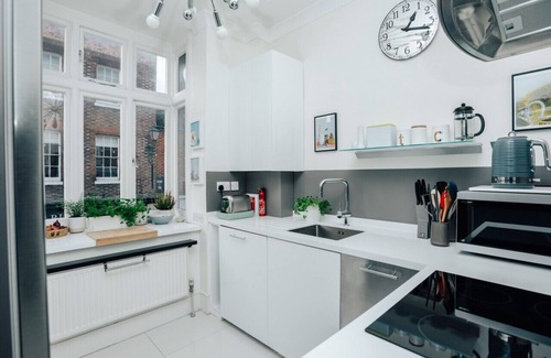 Henley-on-Thames Apartment | Central Hidden Gem - Parking
