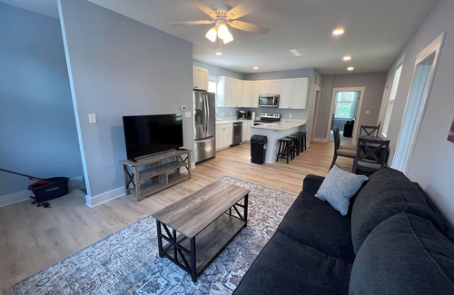 Covington House | Central Home 3min to downtown + private parking + 10% off Ark, Aquarium, and Zoo