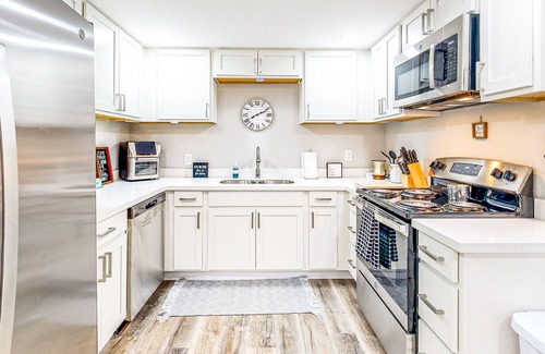 Pensacola Heights House | Central Home with Large Yard, Full Kitchen, Private Washer/Dryer & Smart TVs