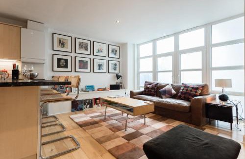Kennington Apartment | Central Home with Parking near Waterloo & St Thomas & Big Ben & Parliament