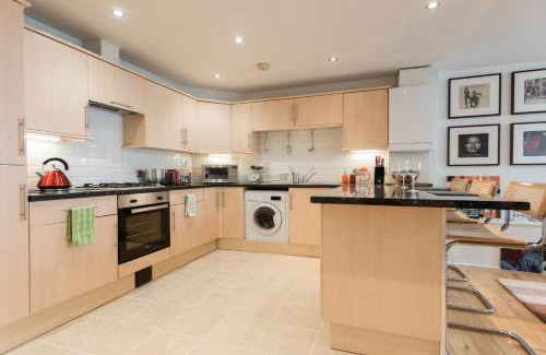 Kennington Apartment | Central Home with Parking near Waterloo & St Thomas & Big Ben & Parliament