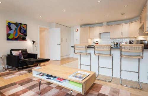 Kennington Apartment | Central Home with Parking near Waterloo & St Thomas & Big Ben & Parliament