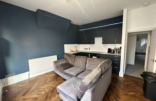 Hove Apartment | Central Hove 2 Bedroom Flat BN342AWES