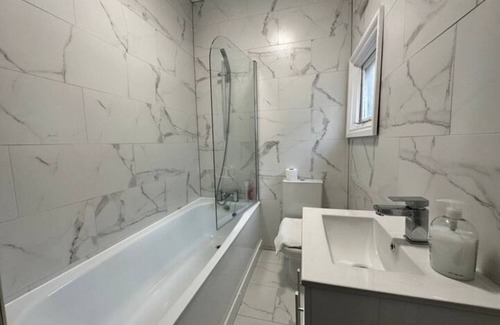 Hove Apartment | Central Hove 2 Bedroom Flat BN342AWES