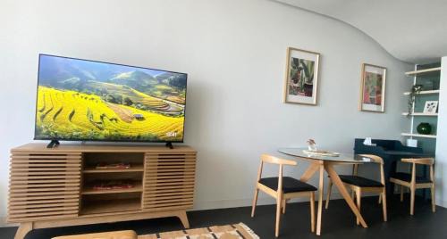 City West Apartment | Central Lakeview Apartment near ANU - free parking