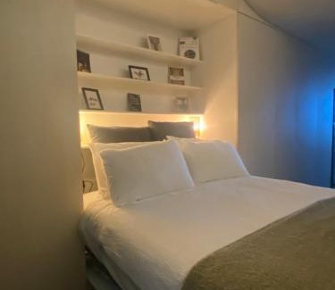 City West Apartment | Central Lakeview Apartment near ANU - free parking