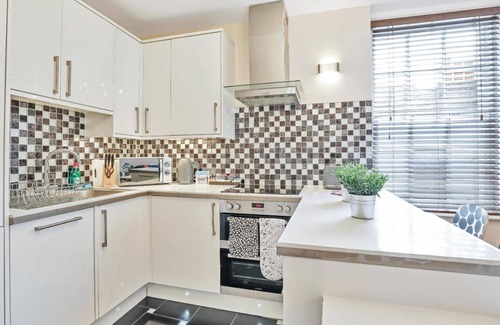 The Lanes Apartment | Central Lanes Pad - Moments From the Seafront and Royal Pavillion