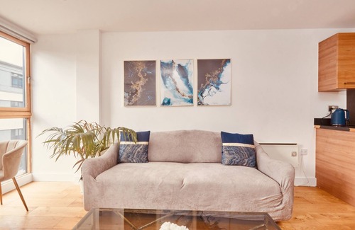 Leeds Apartment | Central Leeds Dock Apt & Free Secure Parking!
