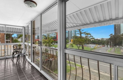 Southport Apartment | Central Located 3 Bedroom Unit in Southport