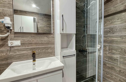 Atasehir Apartment | Central Located and Clean 1+1 Flat In Ataşehir