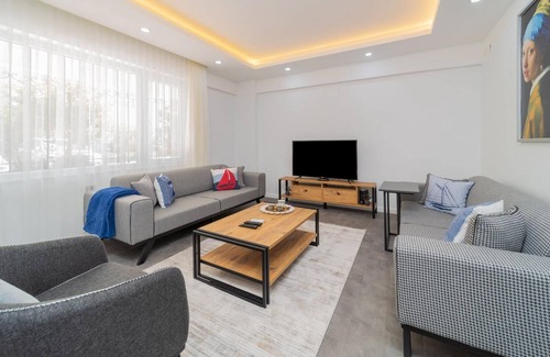 Muratpasa Apartment | Central Located Big Spacious Flat in Muratpasa