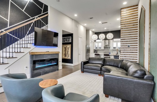 South Central Houston House | Central Location! 5 minutes to Downtown with GARAGE/Gated Community