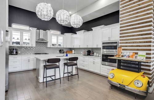 South Central Houston House | Central Location! 5 minutes to Downtown with GARAGE/Gated Community