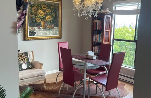 Richmond House | Central location in the city. Close to transportation, mall, pool and more.