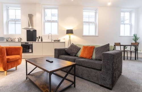 Swindon Apartment | Central Location*Long Stay Discounts
