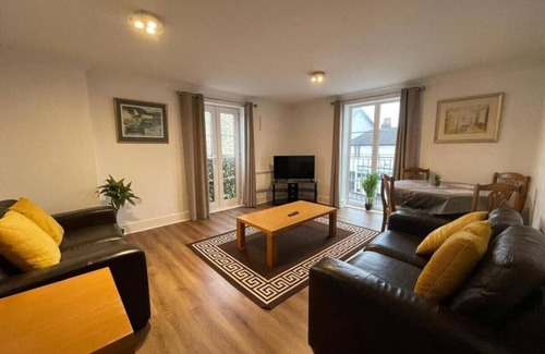 Swindon Apartment | Central Location*Long Stays Discounts*Free Parking