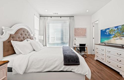 Airport Area House | Central Location Master Bedroom w Shared Bathroom