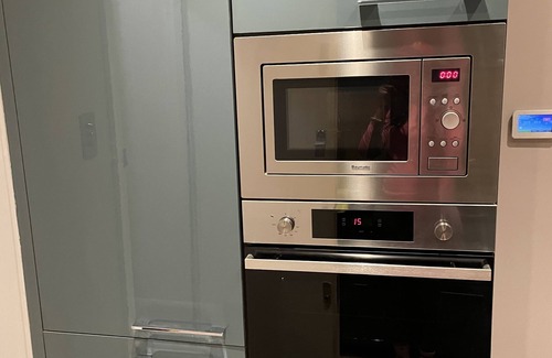 St. Helen's Apartment | Central London-2 mins from train station