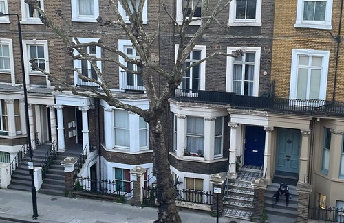 St. Helen's Apartment | Central London-2 mins from train station