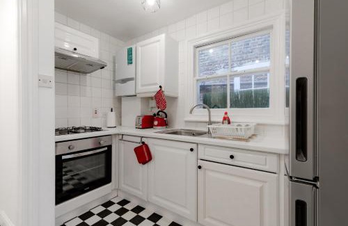 Bryanston and Dorset Square Apartment | Central London flat in Marylebone by Regents Park