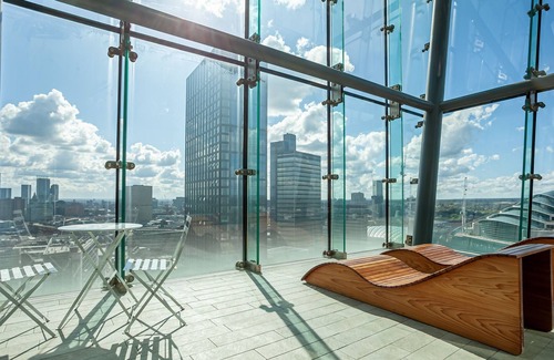 Manchester City Centre Apartment | Central Manchester One Bedroom Apartment with pool and view
