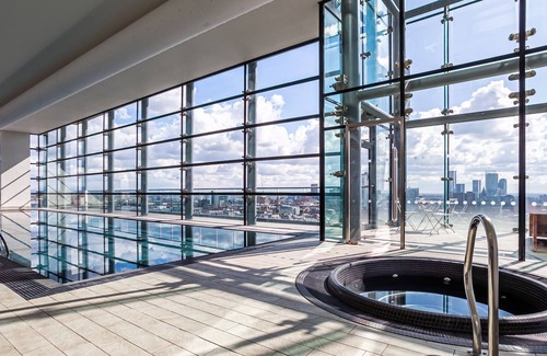 Manchester City Centre Apartment | Central Manchester One Bedroom Apartment with pool and view