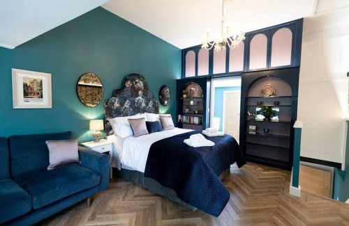 Bury St Edmunds Apartment | Central Medieval Grid Unique home with Gated parking