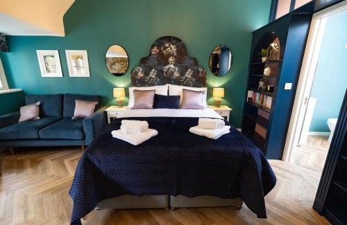 Bury St Edmunds Apartment | Central Medieval Grid Unique home with Gated parking