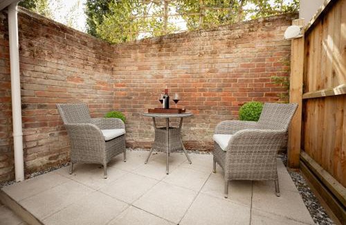 Bury St Edmunds Apartment | Central Medieval Grid Unique home with Gated parking