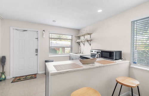 Golden Glades Apartment | Central Miami One Bedroom