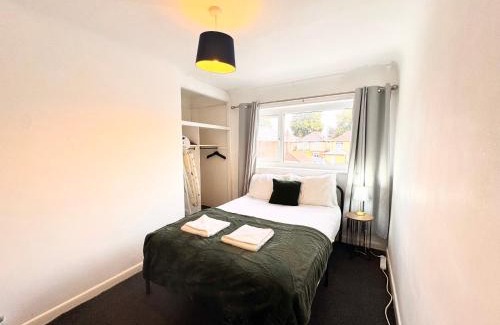 Shirley Apartment | Central Modern Flat in Southampton, Sleeps 5, Free Off-Road Parking, Close to Hospital, Cruise terminal and Centre, Great for contractors, friends & families