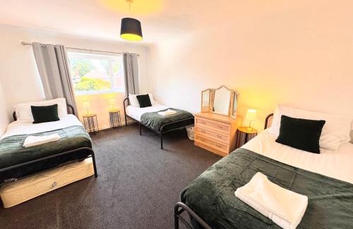 Shirley Apartment | Central Modern Flat in Southampton, Sleeps 5, Free Off-Road Parking, Close to Hospital, Cruise terminal and Centre, Great for contractors, friends & families
