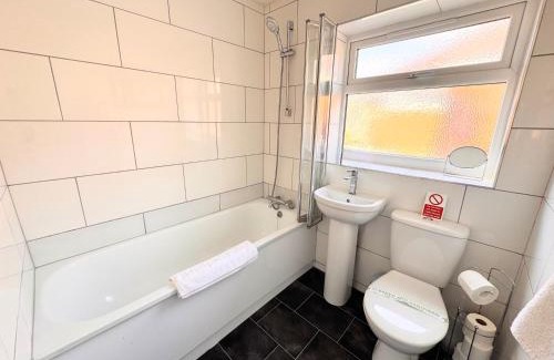 Shirley Apartment | Central Modern Flat in Southampton, Sleeps 5, Free Off-Road Parking, Close to Hospital, Cruise terminal and Centre, Great for contractors, friends & families