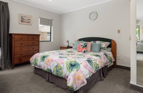 Mount Maunganui House | Central Mount Studio with Pool