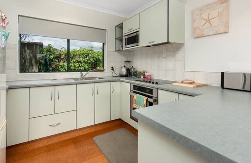 Mount Maunganui House | Central Mount Studio with Pool