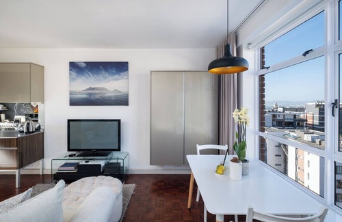 Green Point Apartment | Central, Open plan renovated pad with fast internet and parking.n