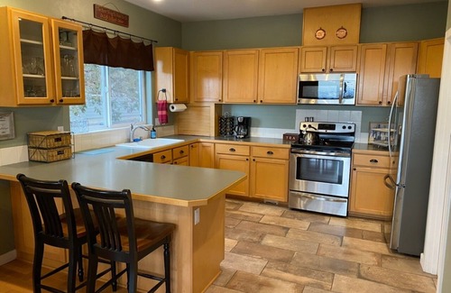 Crooked River Ranch House | Central Oregon Escape - Mountain Views - Hot Tub - AC and Fireplace