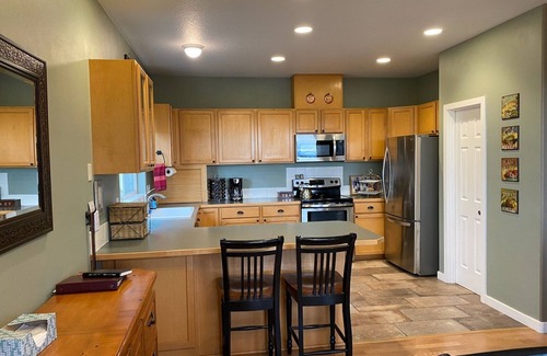 Crooked River Ranch House | Central Oregon Escape - Mountain Views - Hot Tub - AC and Fireplace