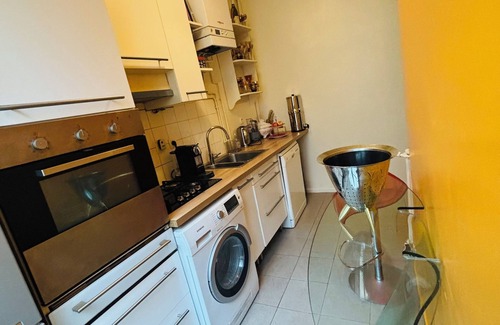 10th Arrondissement Apartment | Central Paris Bohémien and Arty Apt