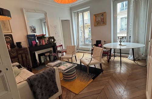 10th Arrondissement Apartment | Central Paris Bohémien and Arty Apt