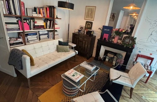10th Arrondissement Apartment | Central Paris Bohémien and Arty Apt