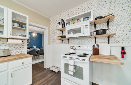 Manistee House | Central & Peaceful 3-bed home with a fireplace