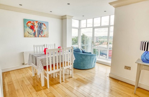 Lincoln Apartment | Central Penthouse Apartment/Pass The Keys