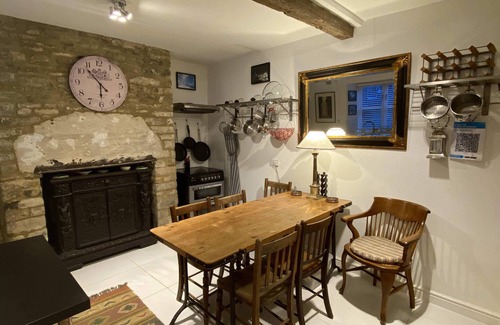 Tetbury House | Central Period Cottage with Parking - Market Place,Tetbury Cotswolds