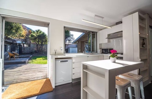Queenstown House | Central Queenstown home, cosy & sunny. Newly renovated, beautiful alpine views.