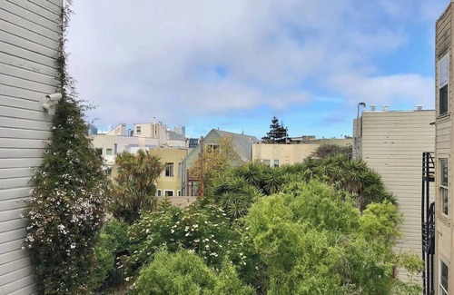Castro District Apartment | Central, quiet 3 bdrm SF summer sublet 6/16-8/15 - Duboce Park