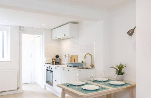 Brighton City Centre House | Central Quiet Cottage Walk To Shops, Bars & Beach