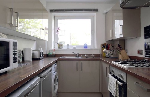 Comely Bank Apartment | Central & Quiet Family Apartment 10 Minutes to Princes Street with Free Parking