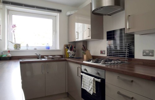 Comely Bank Apartment | Central & Quiet Family Apartment 10 Minutes to Princes Street with Free Parking